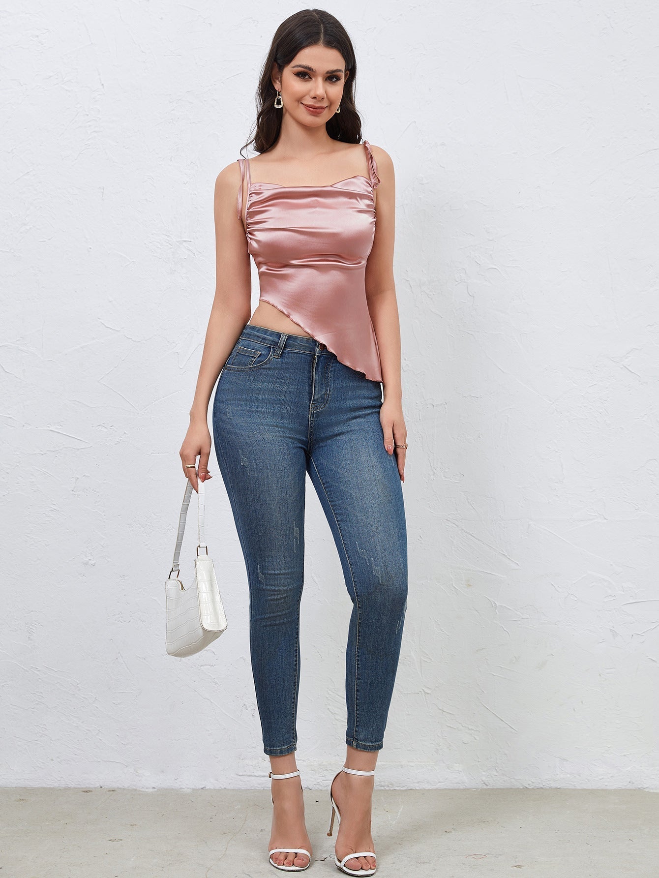 Erika | Kurzes rosa Satin-Top mit asymmetrischem Schnitt und Schnürung