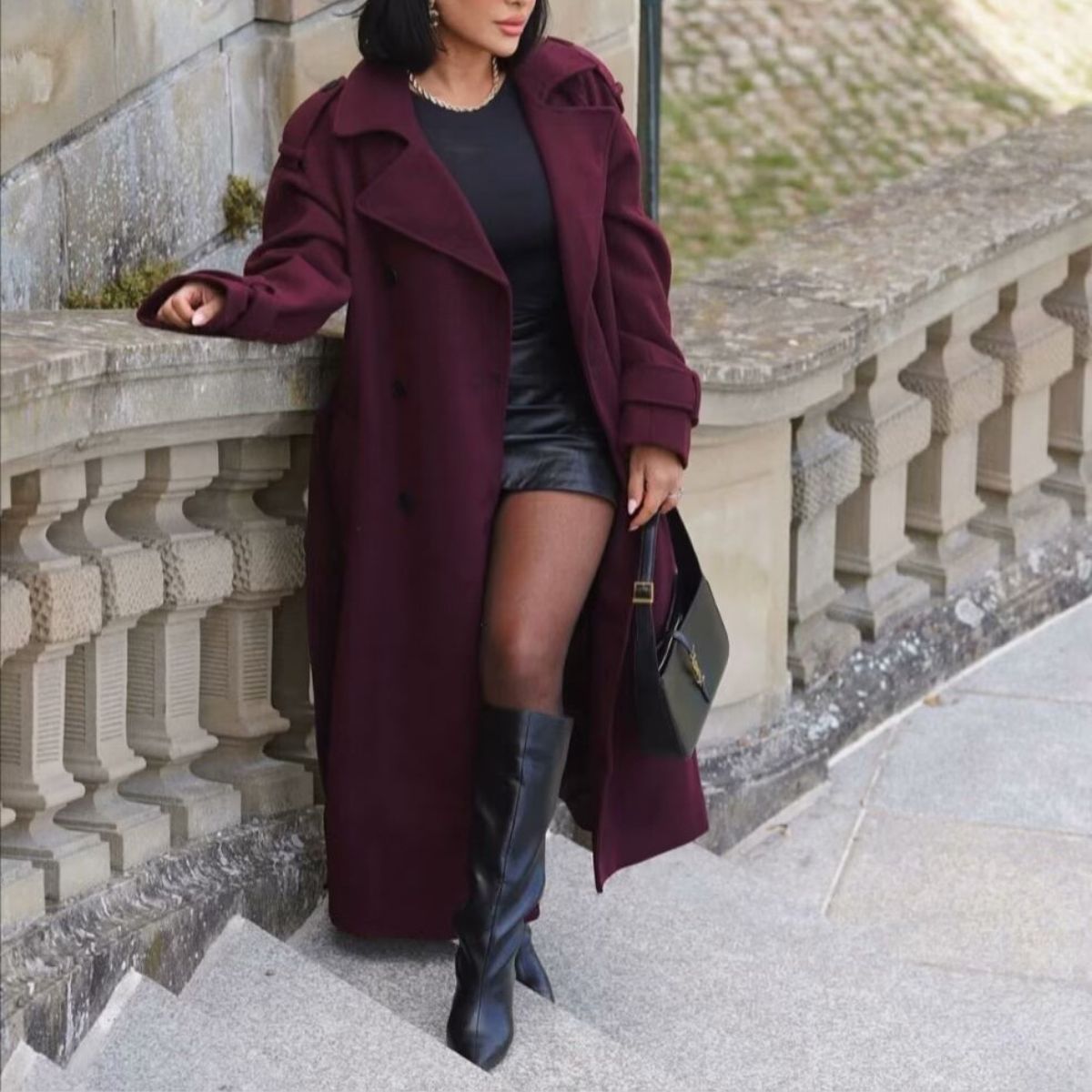 Quinty | Eleganter Trenchcoat in Bordeauxrot mit Gürtel
