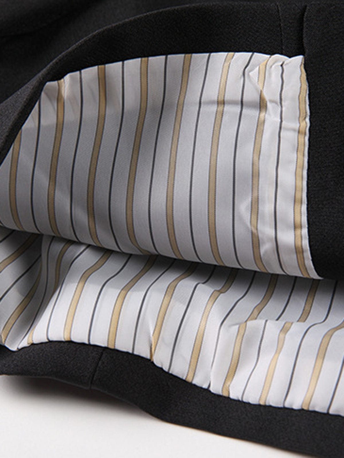 Selina | Trendiger schwarzer Cropped Blazer für Damen als Bürooutfit