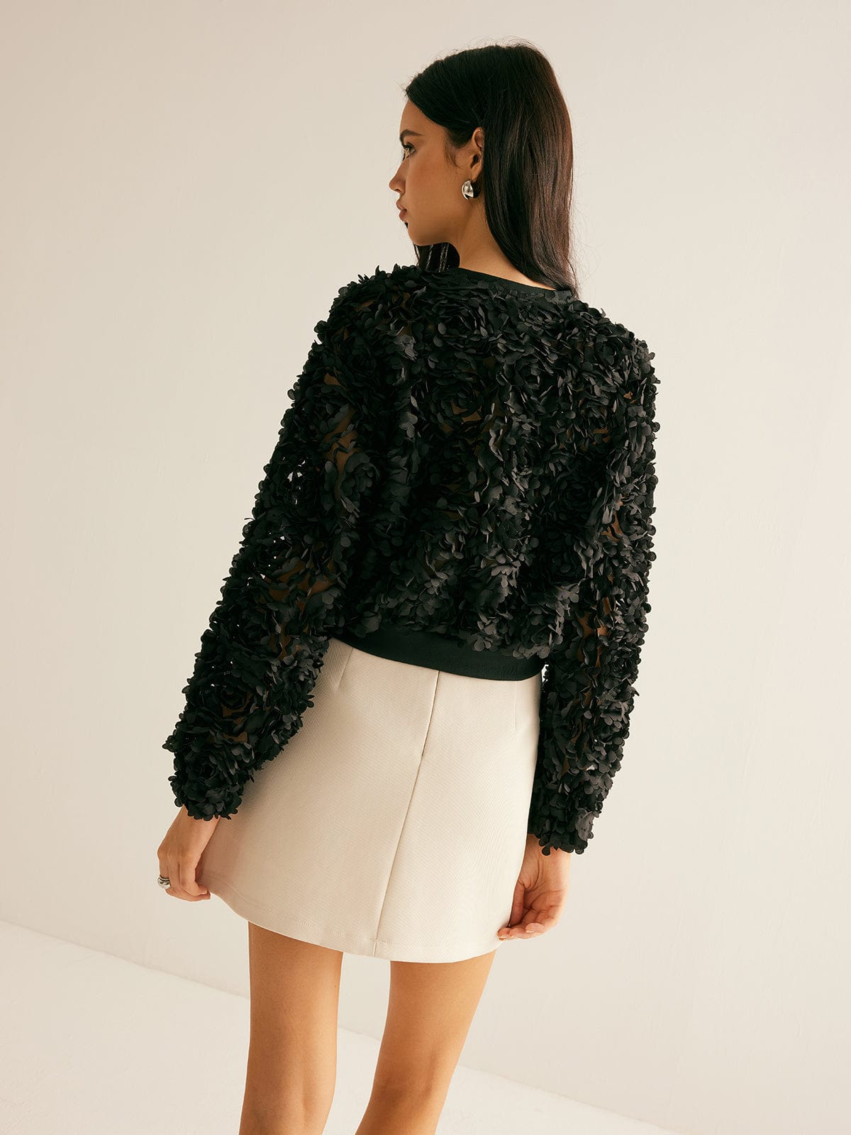 Sabine | Schwarzer Blazer mit Blumenstruktur und Reißverschluss in kurzer Passform