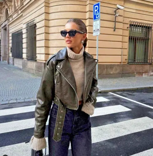 Jenne | Übergroße Cropped Bikerjacke aus Kunstleder mit Gürtel