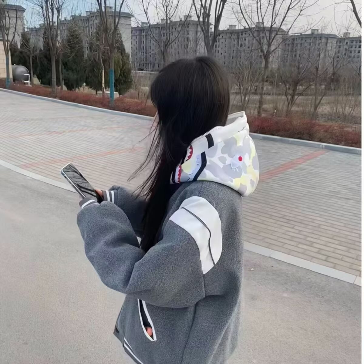 Molly | Lässige Varsity-Jacke im Retro-Stil mit gestreiften Ärmeldetails und gerippten Bündchen