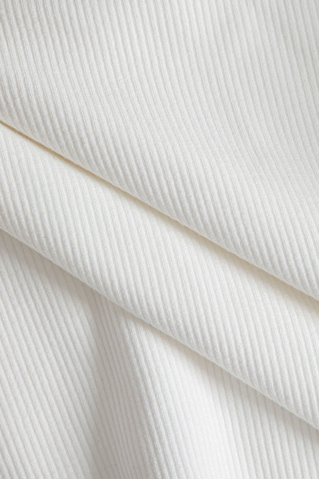 Dominique | Figurbetontes Langarm-Poloshirt mit tiefem V-Ausschnitt und eleganten Knopfdetails