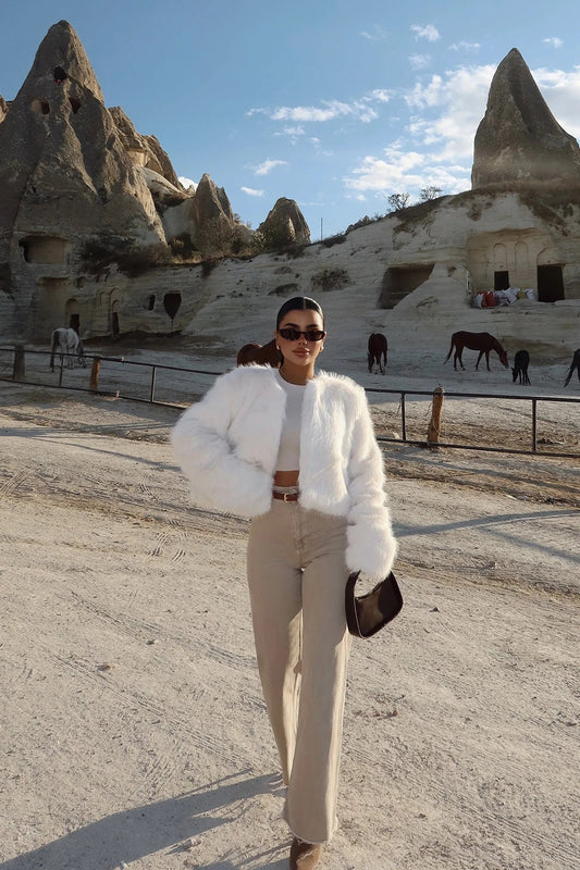 Lia | Luxuriöser kurzer Kunstpelzmantel in Weiß