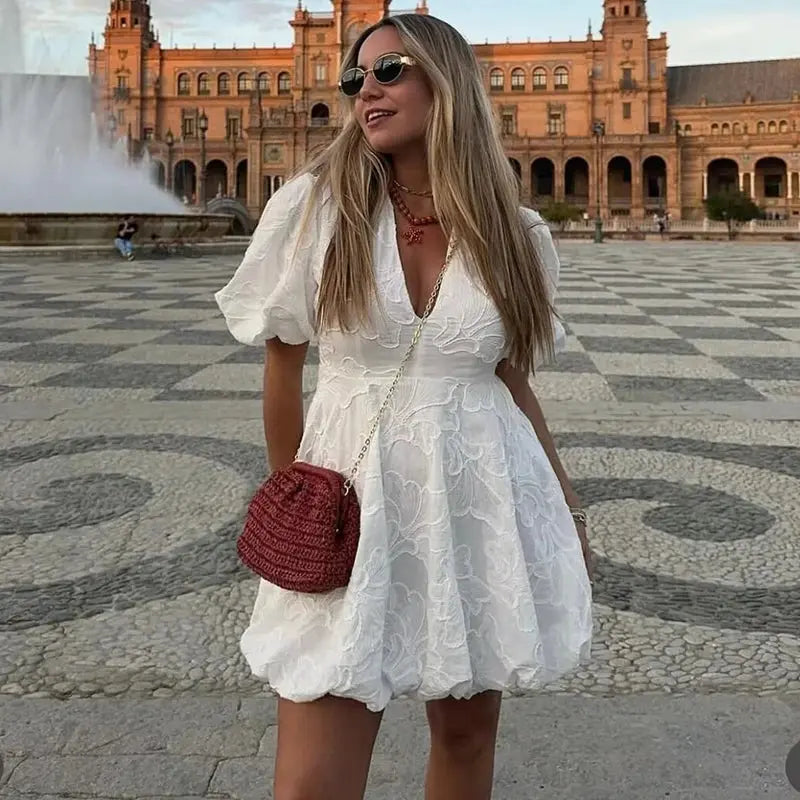 Sophia | Weißes Minikleid mit 3D Blumenmuster & Puffärmeln