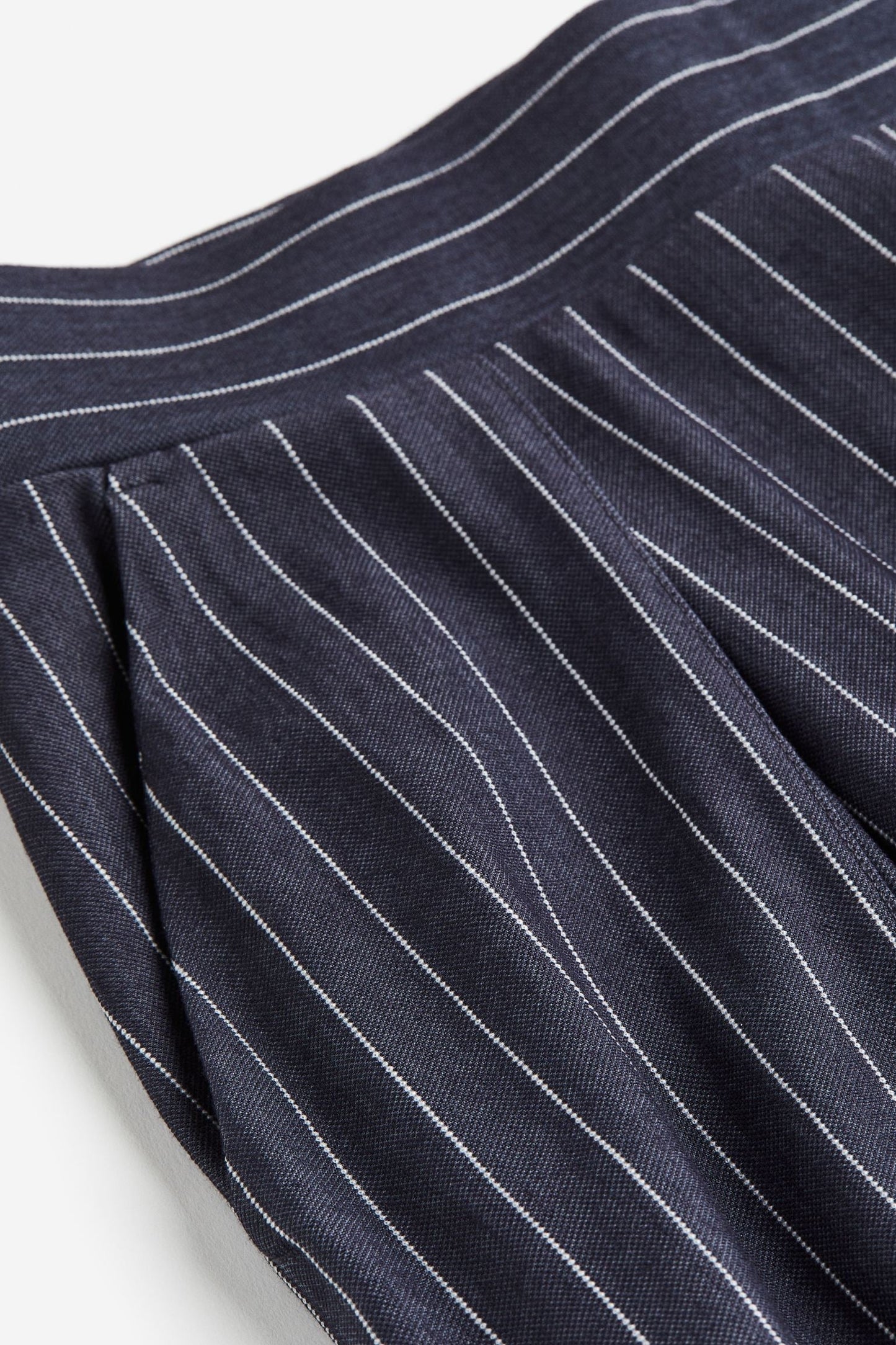 Luftige Damenhose mit weitem Schnitt und Bundfalten