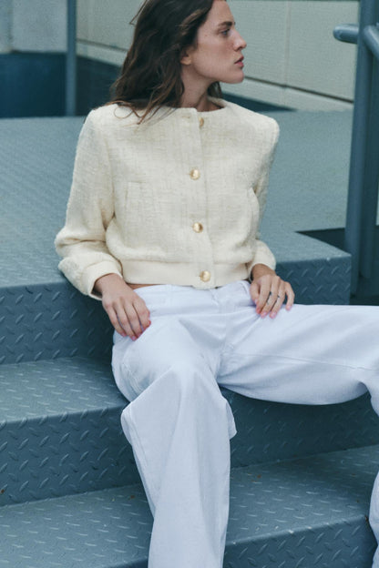 Kurze Bouclé-Jacke mit goldenen Knöpfen