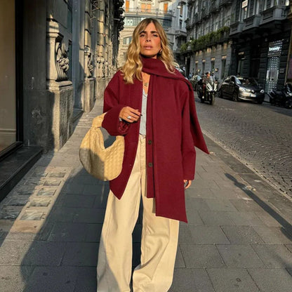 Debby | Moderner Kurzmantel in Bordeauxrot mit Schal-Detail