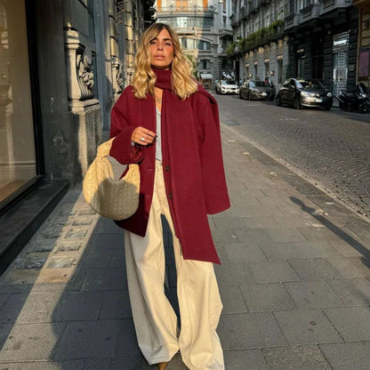 Debby | Moderner Kurzmantel in Bordeauxrot mit Schal-Detail