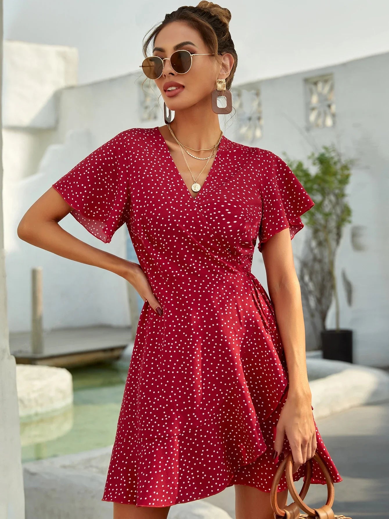 Rotes Wickelkleid mit Punkten – Sommerliches Kurzkleid mit Volants