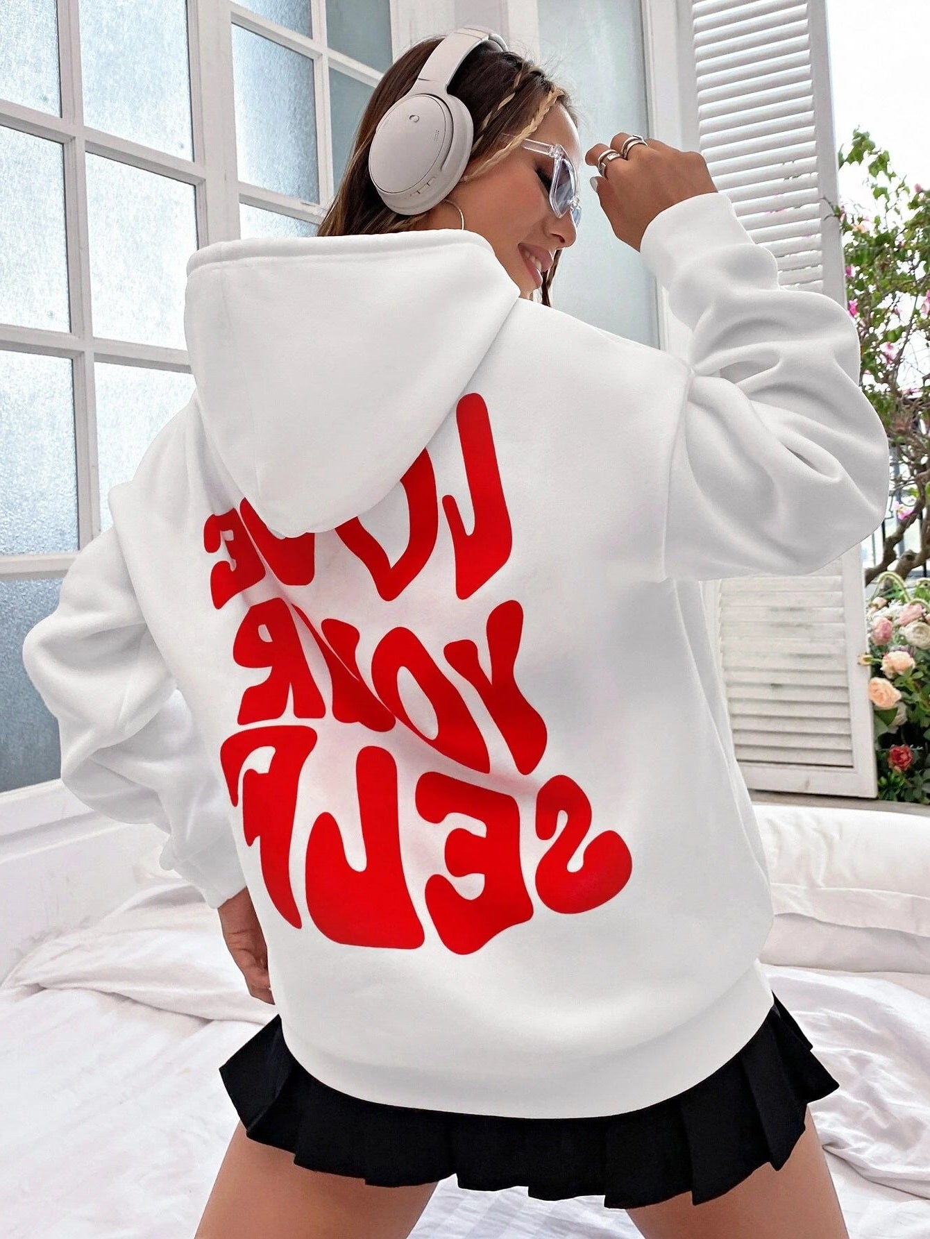 Oversized Hoodie Damen – Schwarzer Kapuzenpullover mit „Love Yourself“ Rückendruck