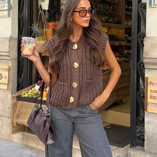 Kyra | Ärmellose Strickweste mit Goldenen Knöpfen