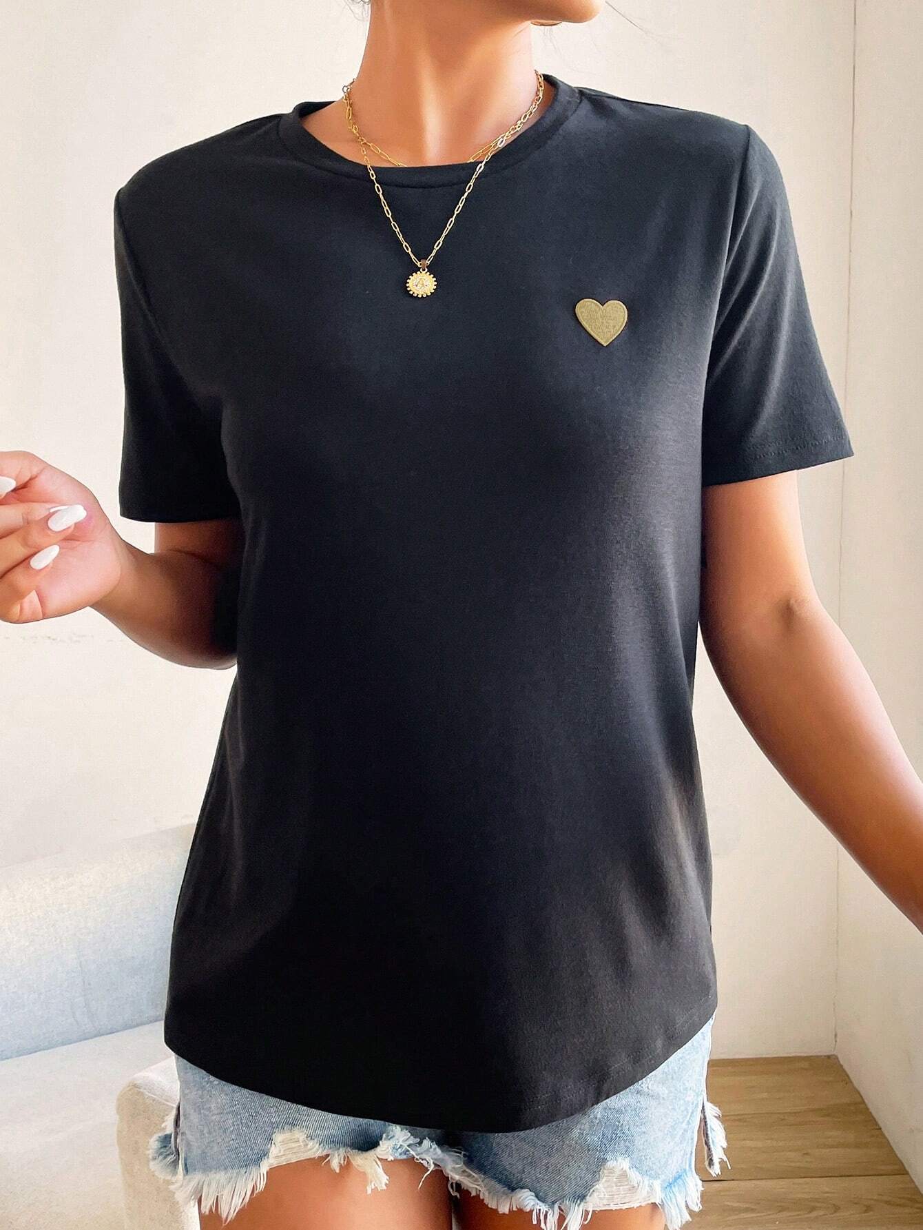 Basic Damen T-Shirt mit Herz-Detail – Minimalistisch, Casual & Kombinationsstark