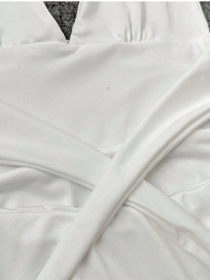 Minikleid mit Halterneck und Skater-Schnitt – Figurbetont & Feminin