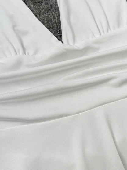 Minikleid mit Halterneck und Skater-Schnitt – Figurbetont & Feminin