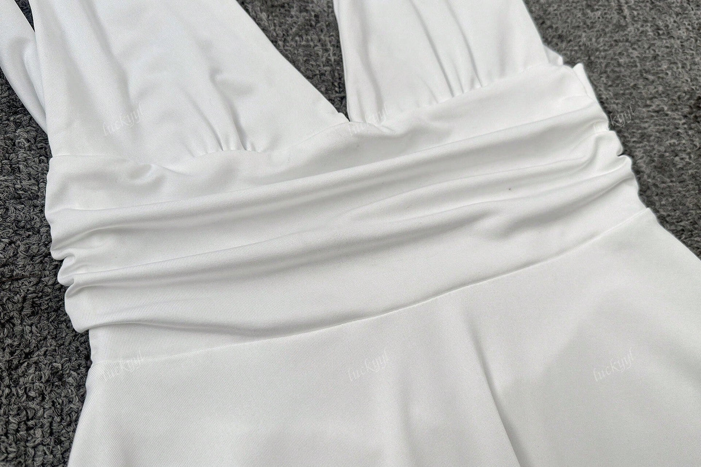 Minikleid mit Halterneck und Skater-Schnitt – Figurbetont & Feminin