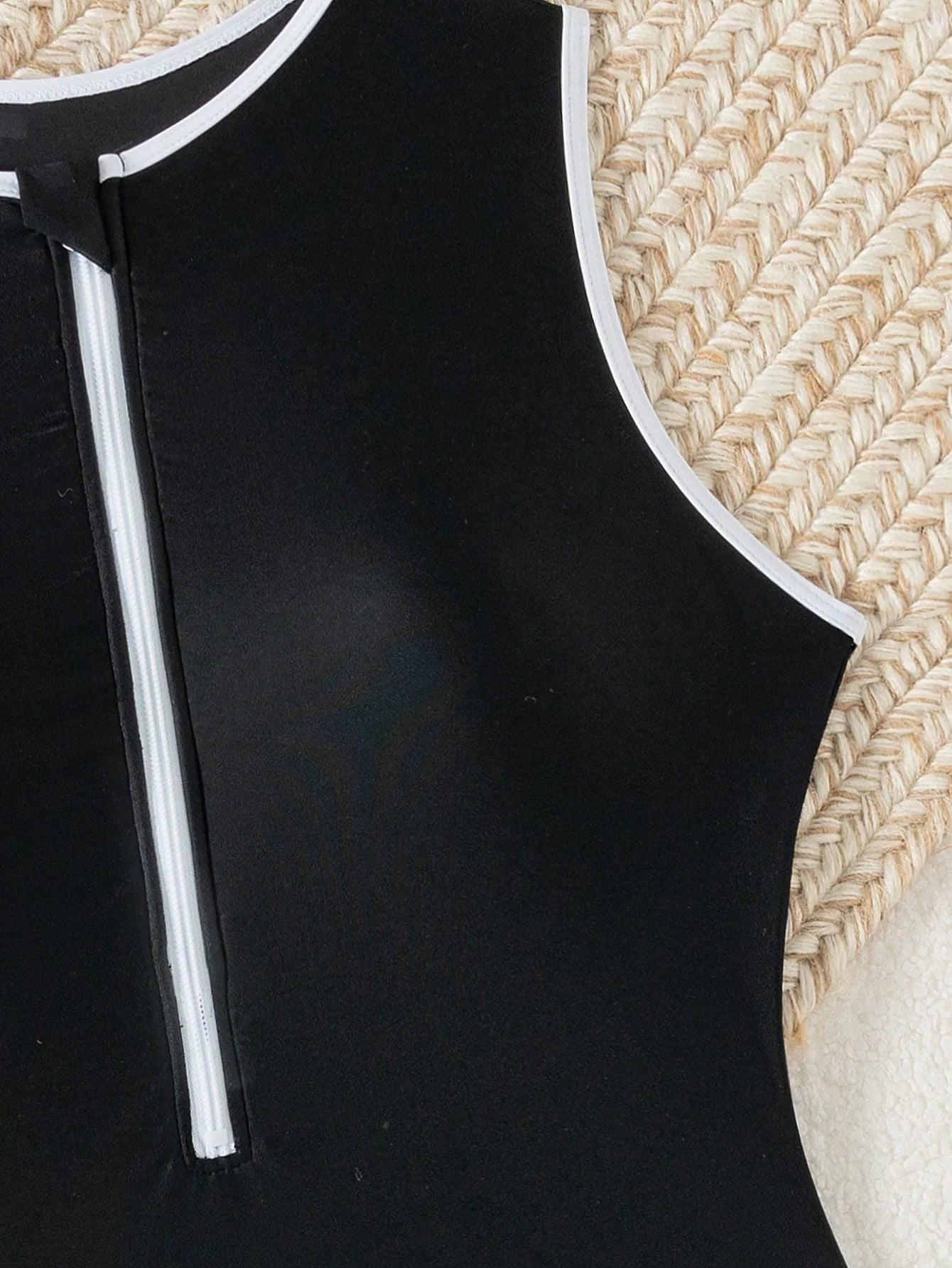 Sportlich-eleganter Badeanzug mit Reißverschluss – Für aktive & stilbewusste Frauen