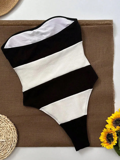 Schulterfreier Einteiler mit Kontraststreifen & High-Leg Cut