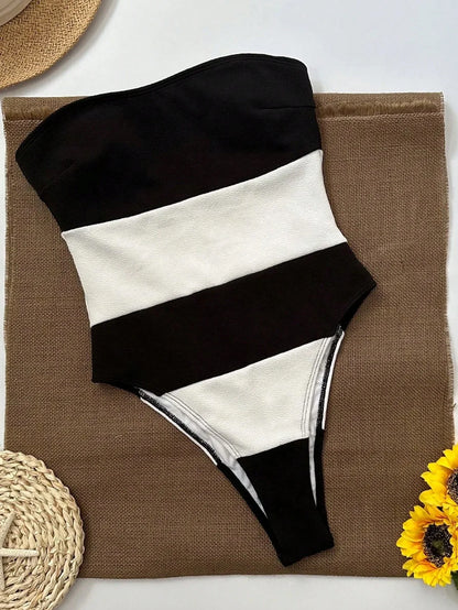 Schulterfreier Einteiler mit Kontraststreifen & High-Leg Cut