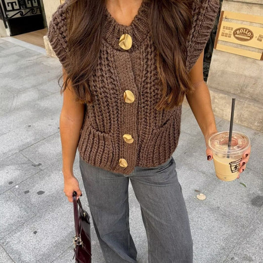 Kyra | Ärmellose Strickweste mit Goldenen Knöpfen