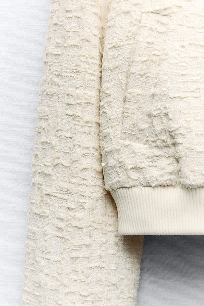 Kurze Bouclé-Jacke mit goldenen Knöpfen