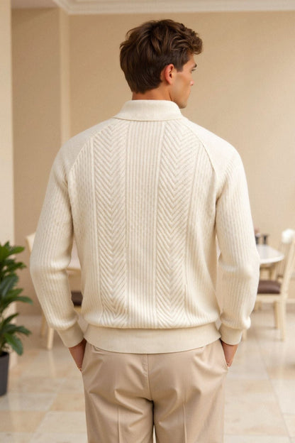 Klassischer Zopfstrickpullover mit Polokragen