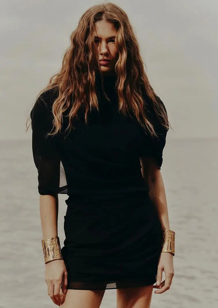 Carmen | Schwarzes Drapé-Minikleid mit hoher Schulterpartie