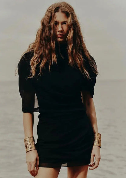 Carmen | Schwarzes Drapé-Minikleid mit hoher Schulterpartie