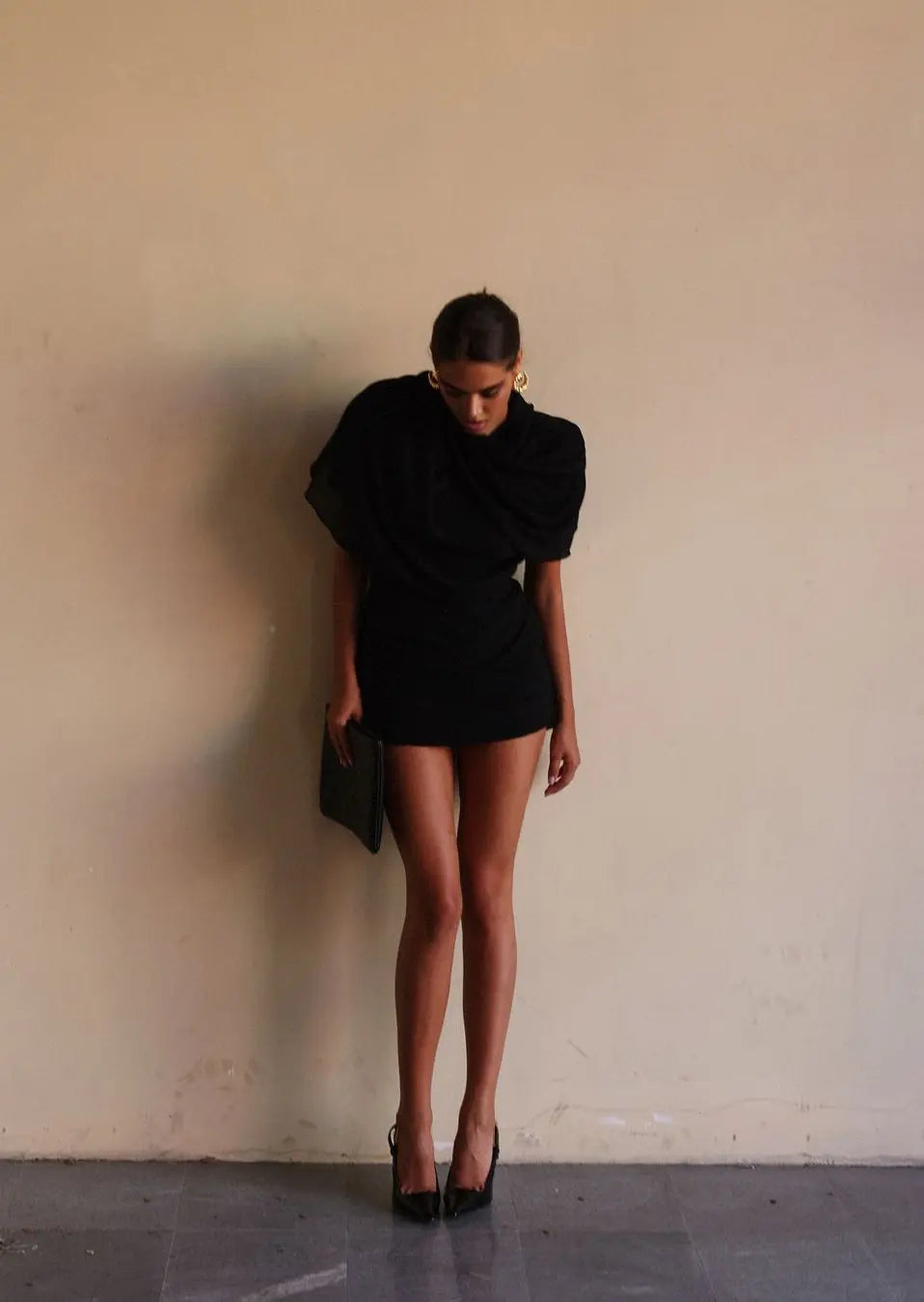 Carmen | Schwarzes Drapé-Minikleid mit hoher Schulterpartie