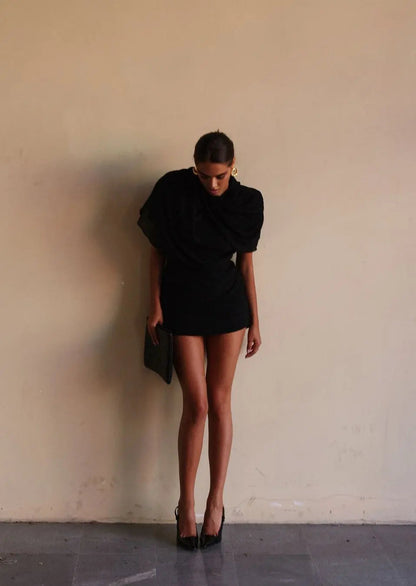 Carmen | Schwarzes Drapé-Minikleid mit hoher Schulterpartie