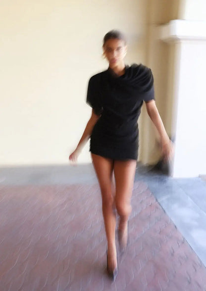 Carmen | Schwarzes Drapé-Minikleid mit hoher Schulterpartie