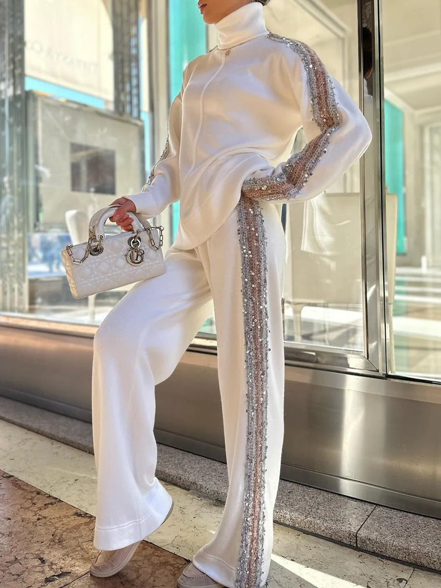 Sophie | Weißer Zweiteiler mit Pailletten-Details & Rollkragen