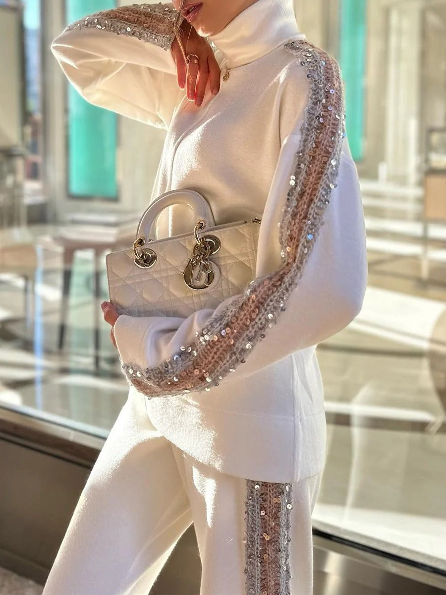 Sophie | Weißer Zweiteiler mit Pailletten-Details & Rollkragen