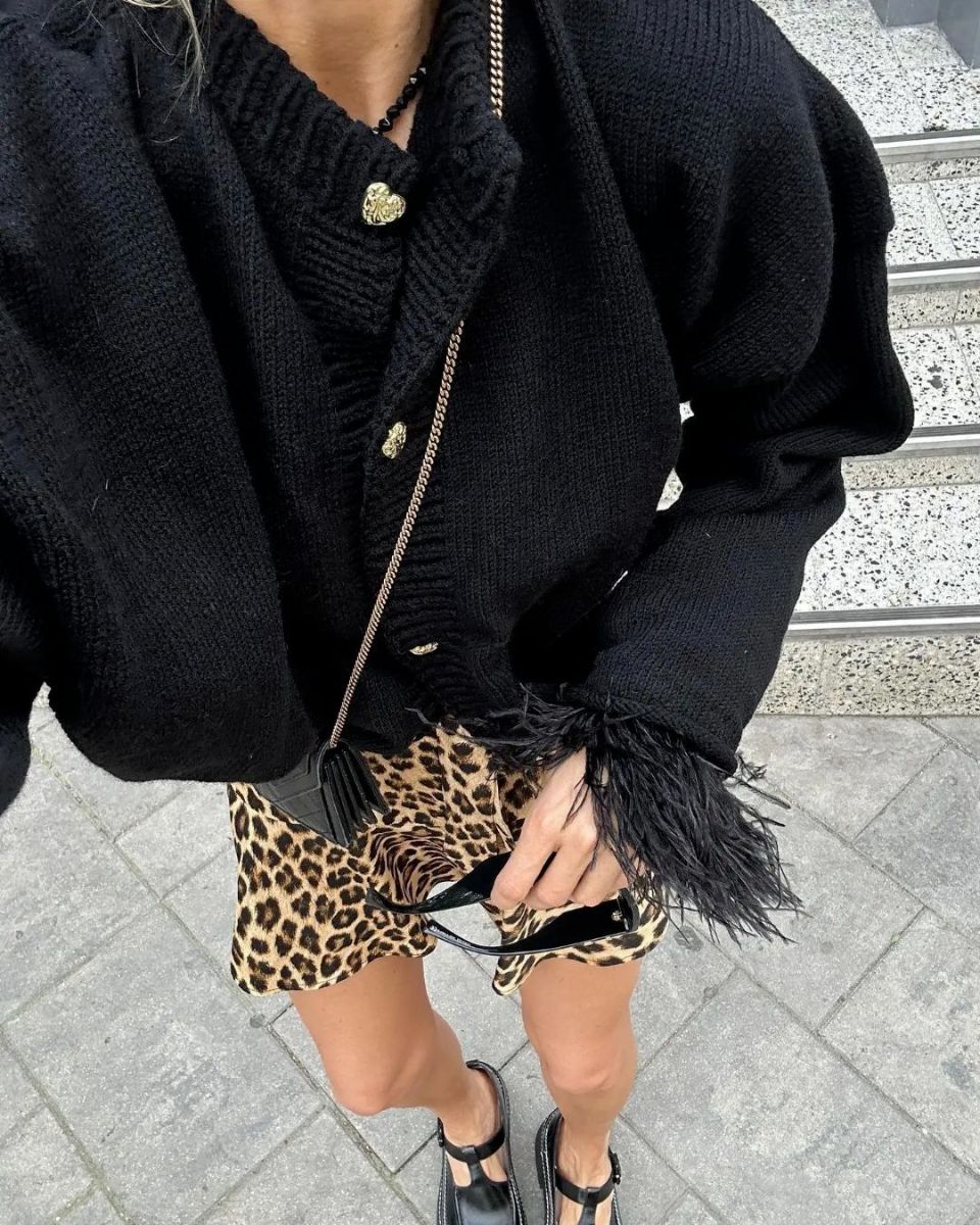 Manon | Strickjacke mit Knöpfen und Federärmeln