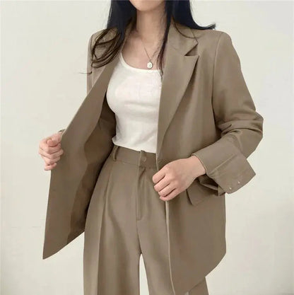 Athena | Einfarbiges Blazer- und gerade geschnittenes Hosen-Set für Damen