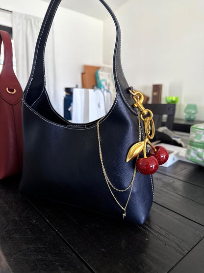 Amelia | Stilvolle Damen-Tasche in Schwarz mit Kirschanhänger – Zeitlos und einzigartig