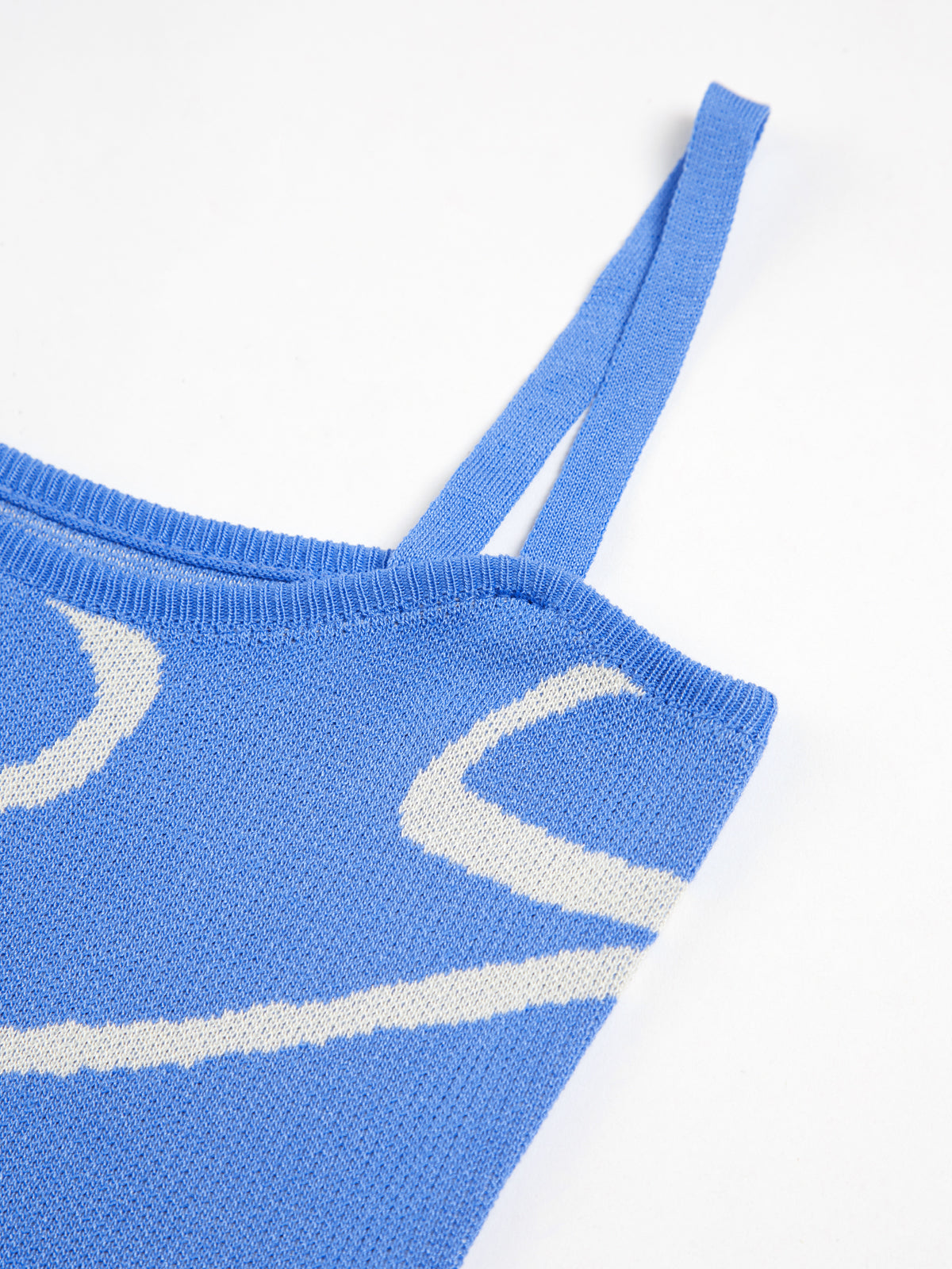 Maisie | Figurschmeichelndes Midikleid mit abstraktem Muster und zarten Spaghettiträgern