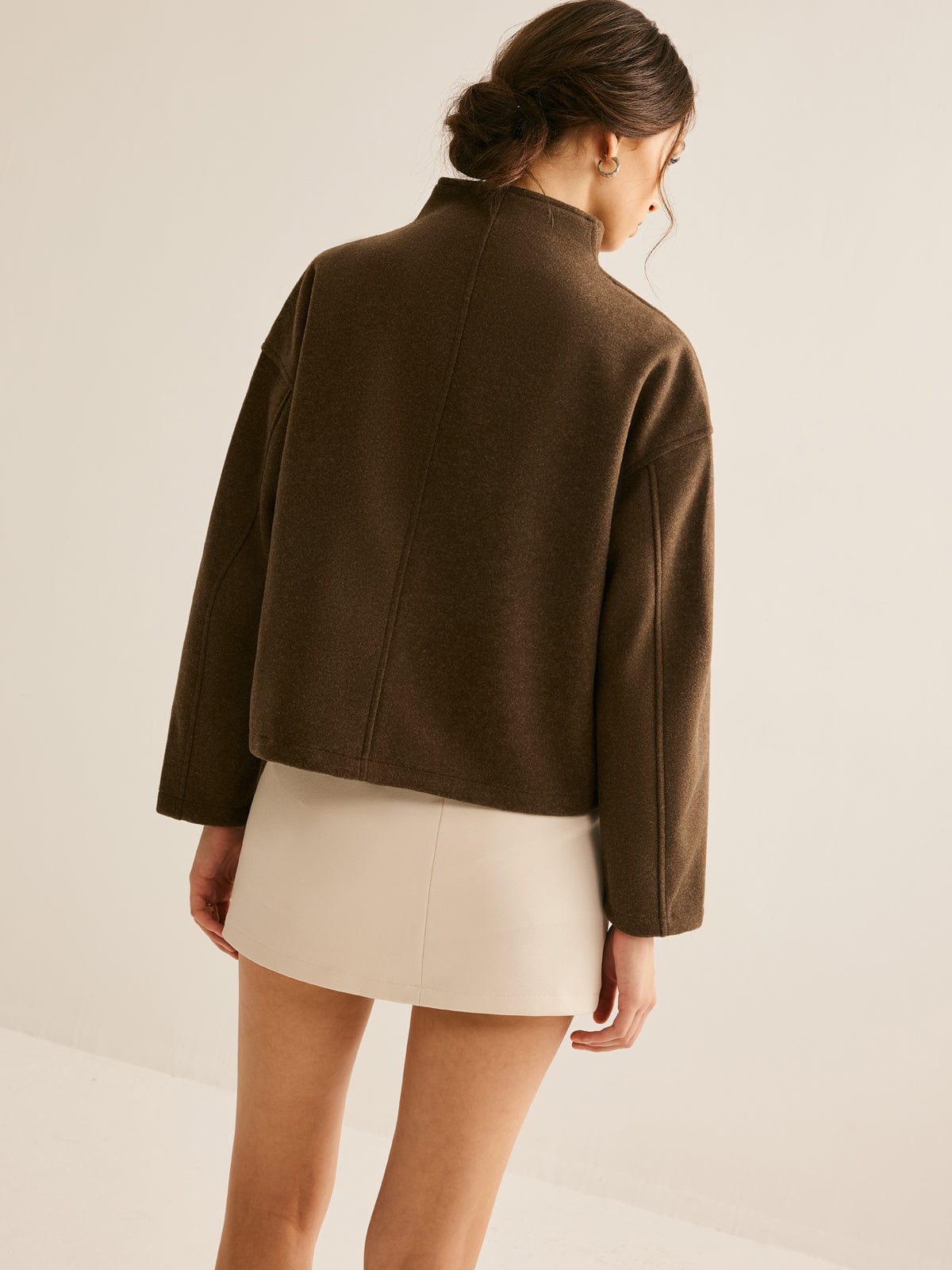 Lia | Kurze braune Jacke mit Stehkragen – Minimalistisch und elegant