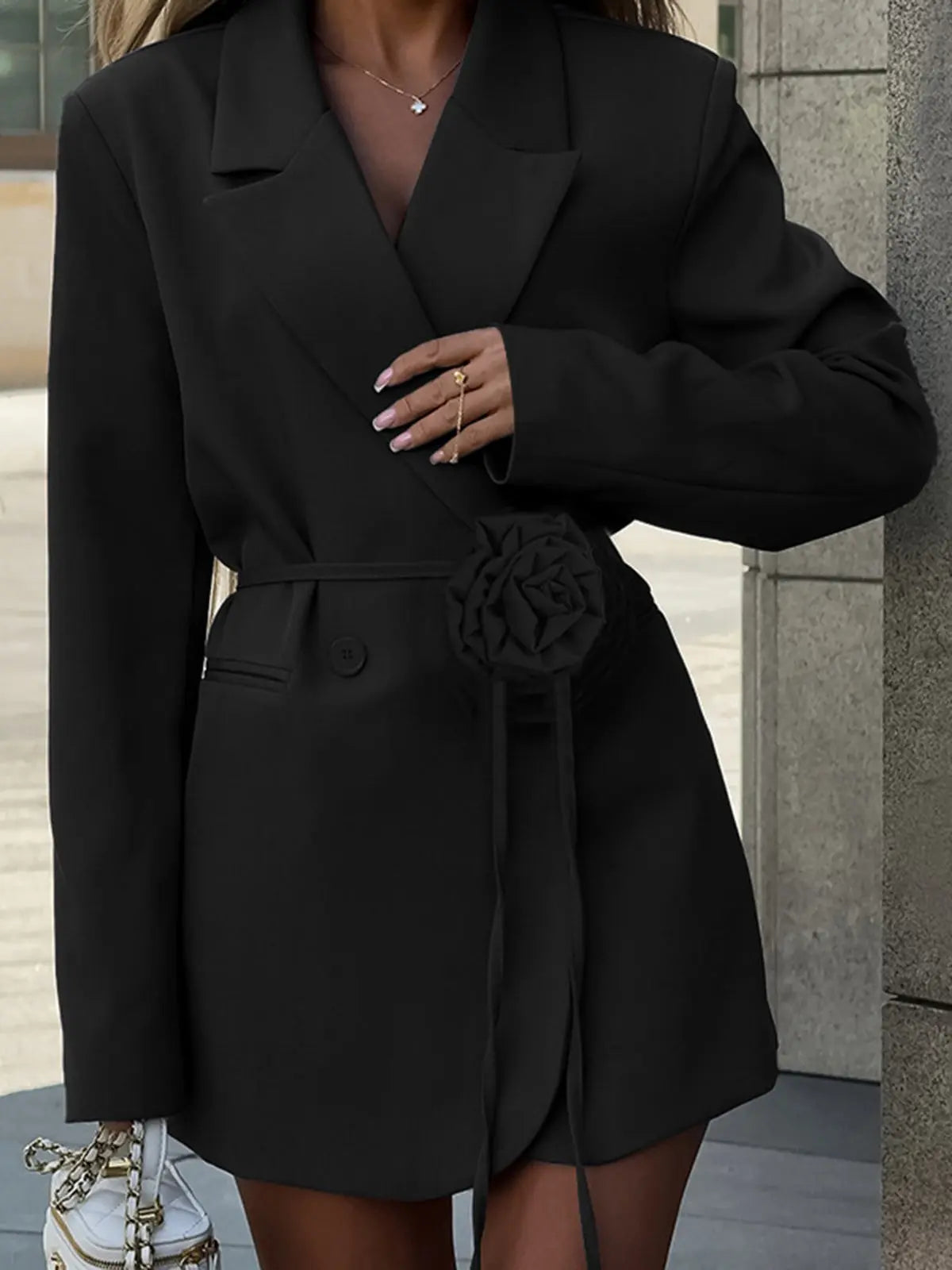 Celeste | Eleganter Blazer mit Taillengürtel und Rosendetail