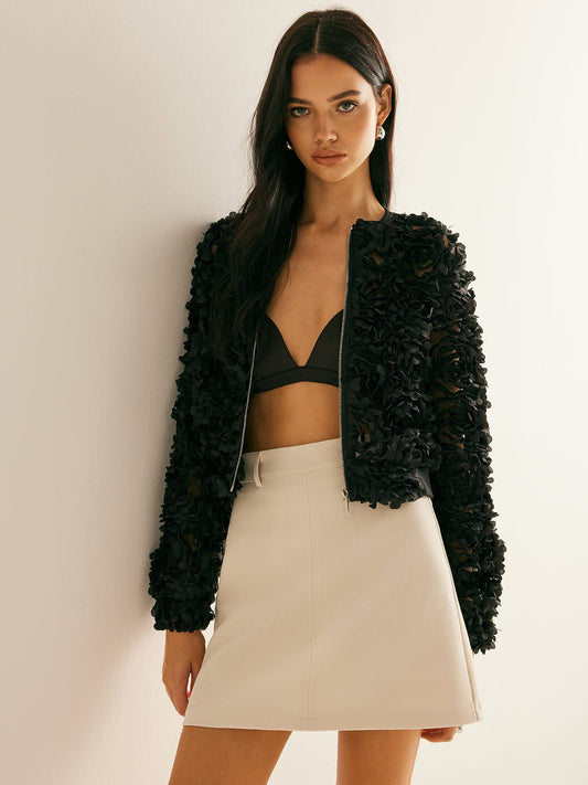 Sabine | Schwarzer Blazer mit Blumenstruktur und Reißverschluss in kurzer Passform