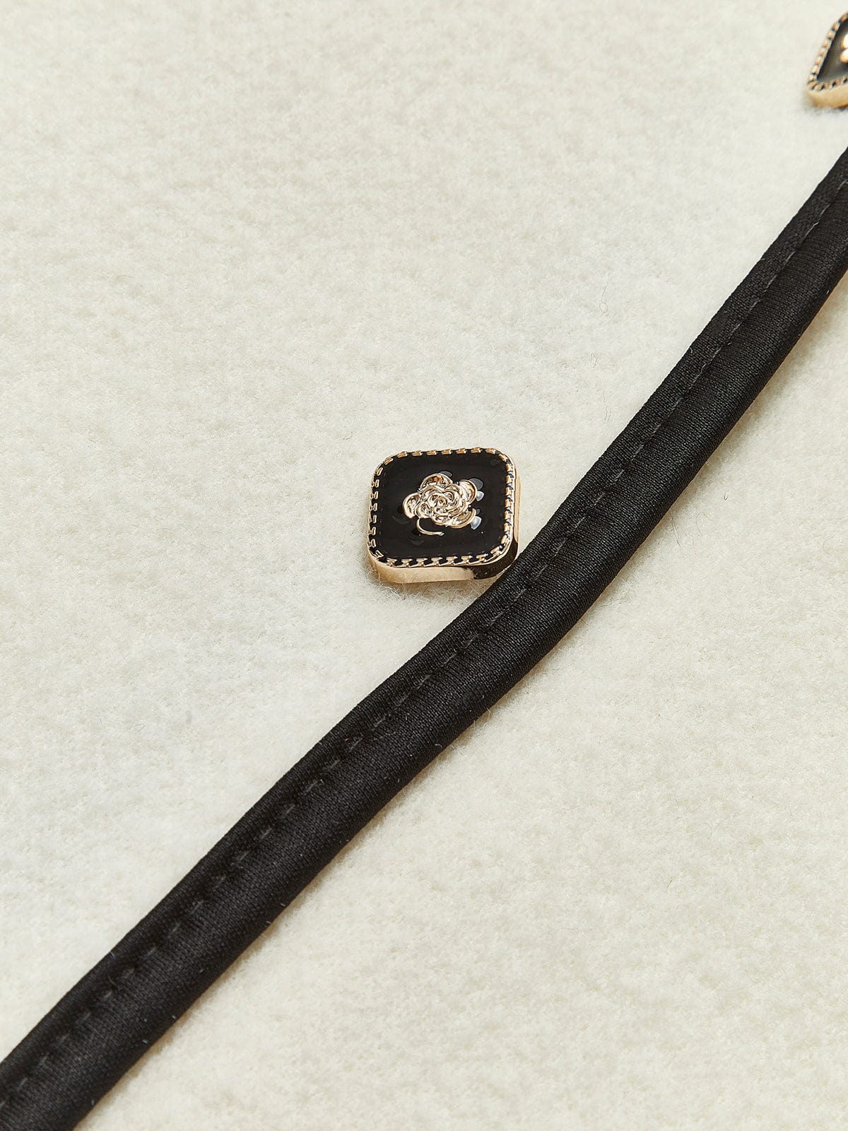 Liane | Stilvolle Weiß-Schwarz Kontrast Blazerjacke mit Kontrastkanten