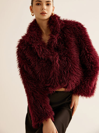 Ruby | Kurzgeschnittener Kunstpelzmantel in Burgunderrot