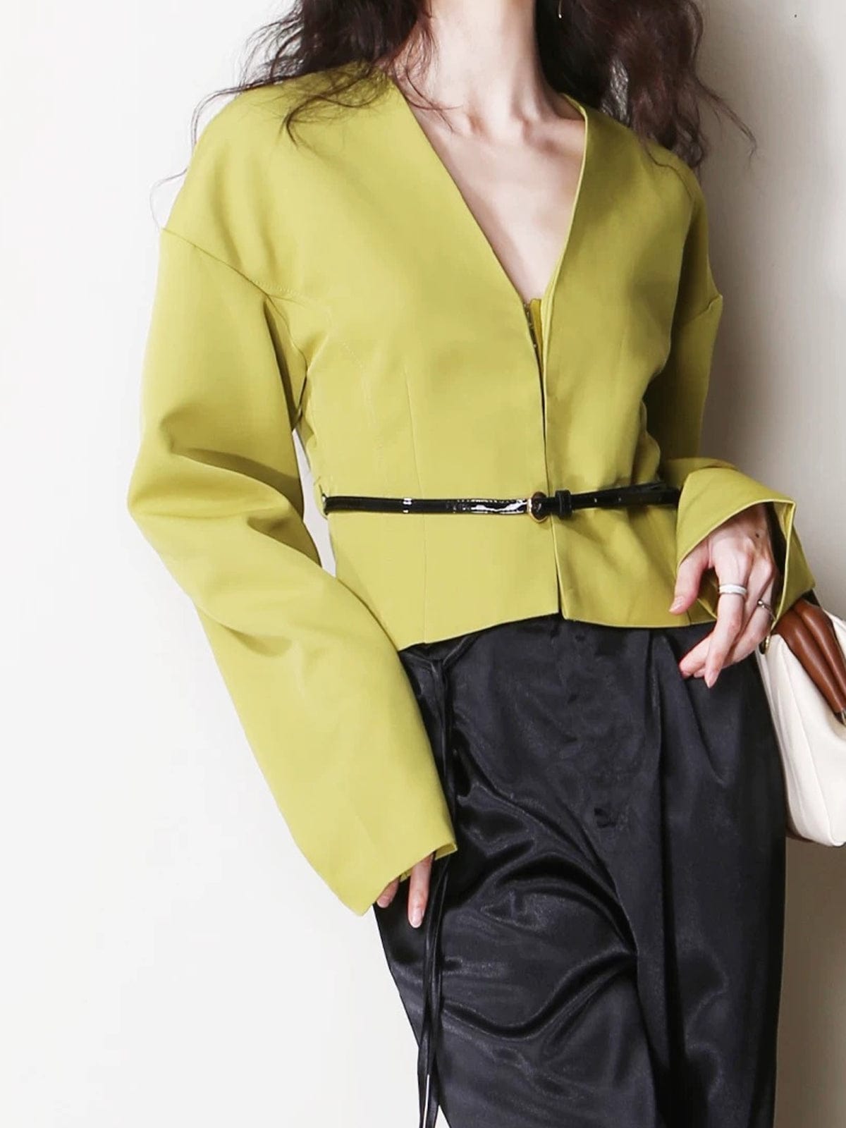 Irina | Gekürzter V Ausschnitt-Blazer für Damen mit stilvollem schmalem Gürtel