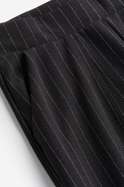 Luftige Damenhose mit weitem Schnitt und Bundfalten