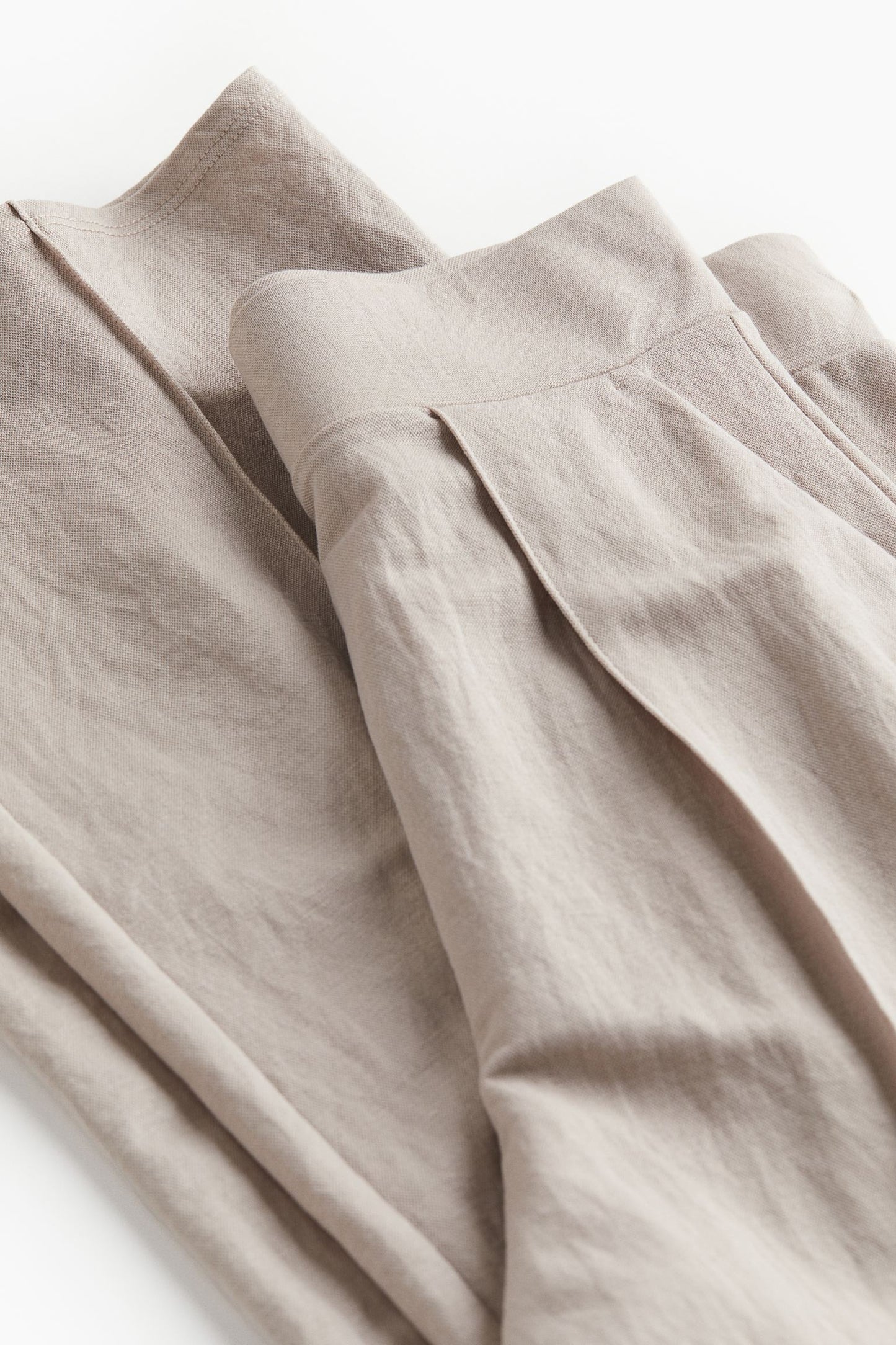 Luftige Damenhose mit weitem Schnitt und Bundfalten