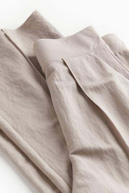 Luftige Damenhose mit weitem Schnitt und Bundfalten