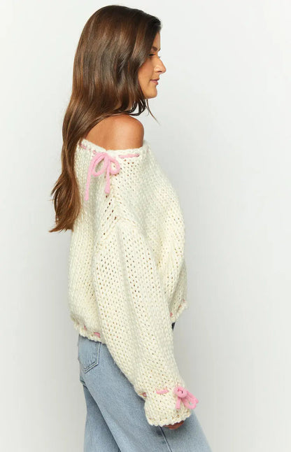 Bea | One Shoulder Chunky Knit Pullover mit rosa Kontrastband Schleife Akzente
