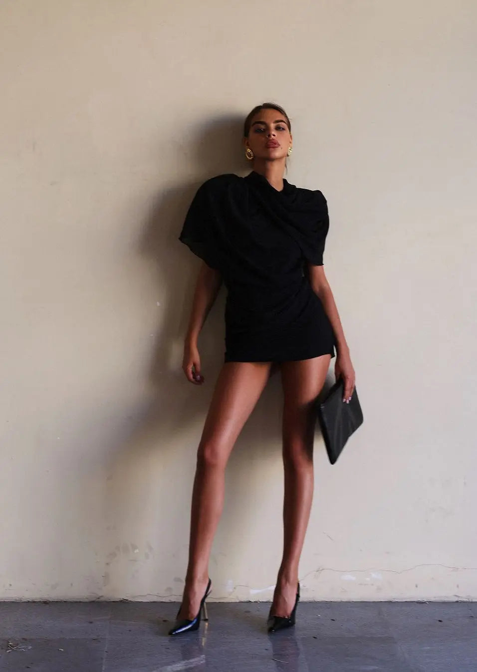 Carmen | Schwarzes Drapé-Minikleid mit hoher Schulterpartie