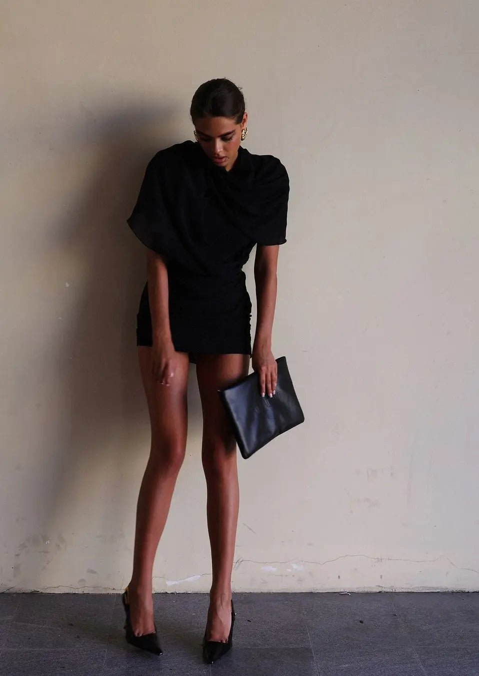 Carmen | Schwarzes Drapé-Minikleid mit hoher Schulterpartie