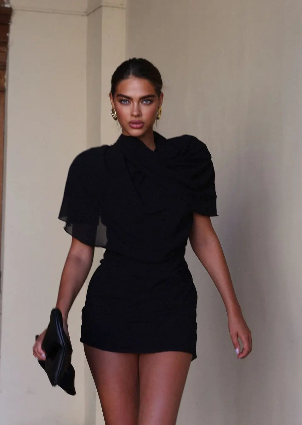 Carmen | Schwarzes Drapé-Minikleid mit hoher Schulterpartie